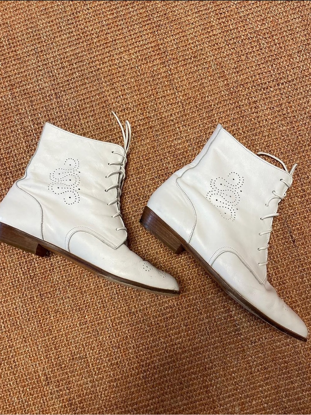 Vero Cuoio White Lace-Up Leather Ankle Boots